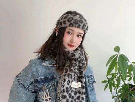 豹纹围巾搭配什么衣服最显气质